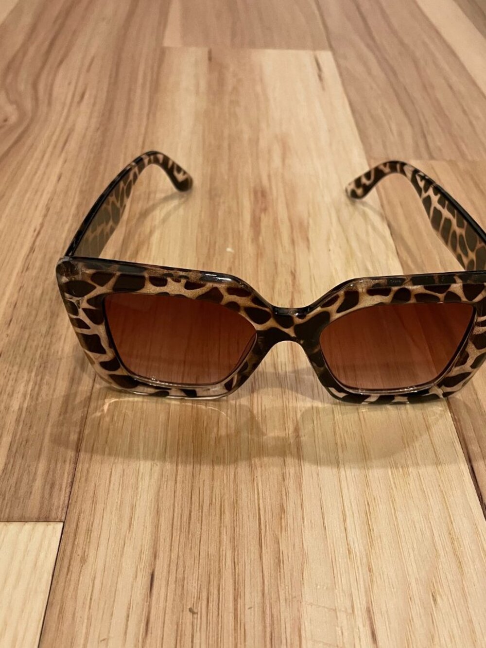 Fun fashion oversized tortoiseshell sunglasses